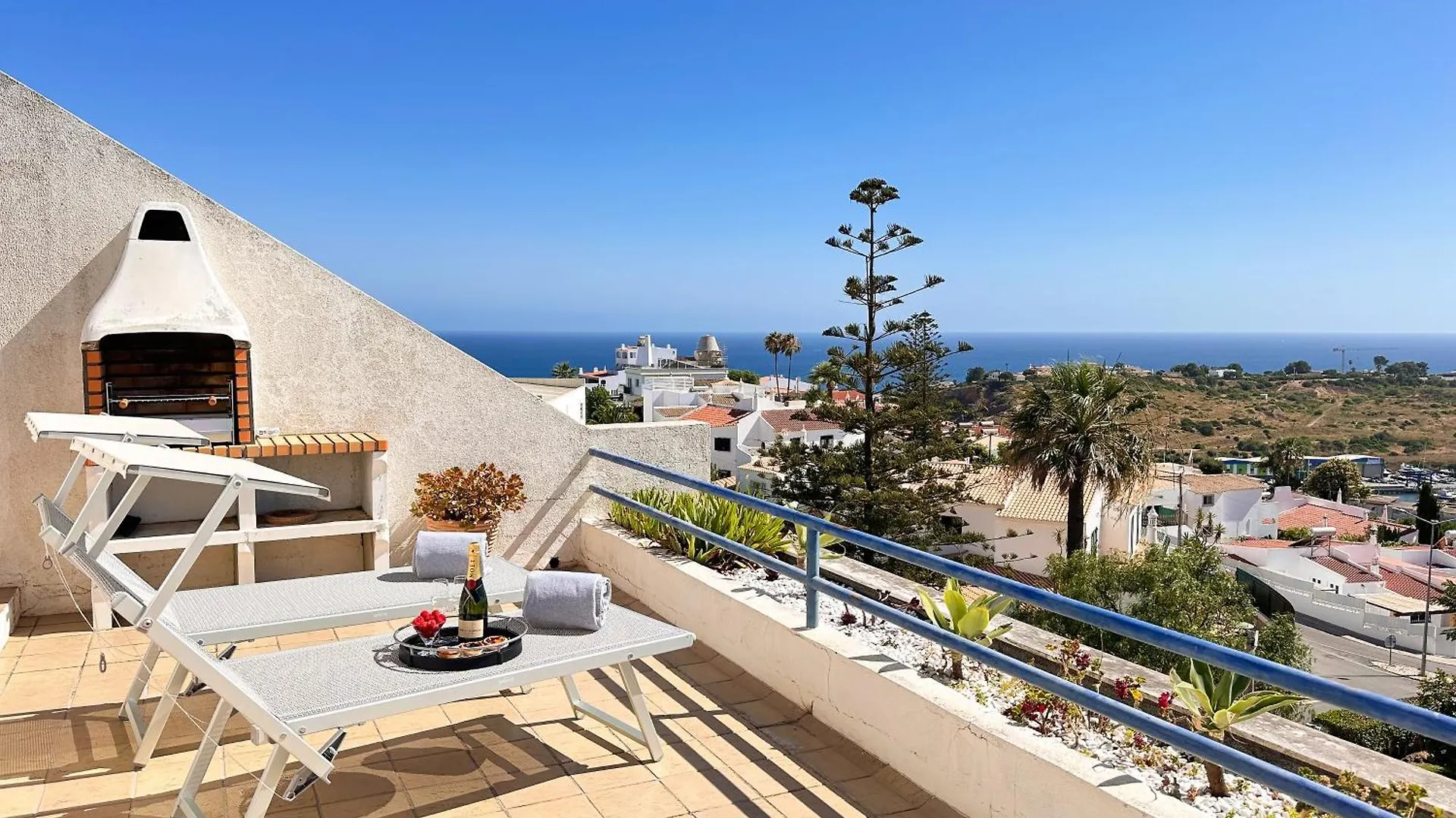 Stunning Sunrise & Sunset Rooftop Condo By Becherish Albufeira 0*,  Portekiz
